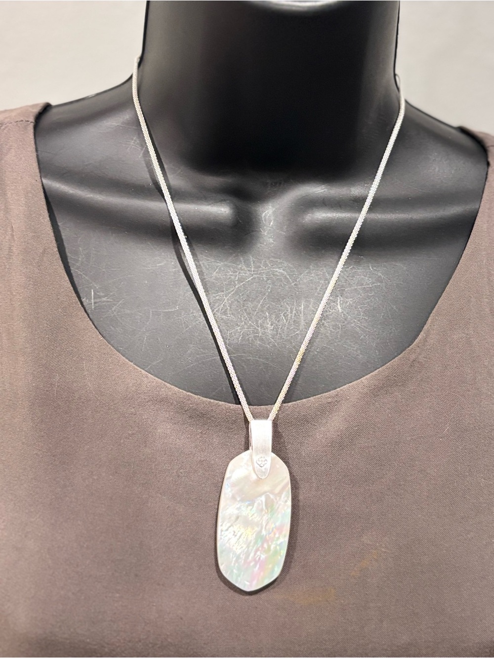 Kendra Scott Iridescent Mother-of-Pearl Pendant Necklace - White very pretty 💖